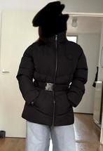 Zwarte winterjas van NIKKIE (maat 34/XS), Kleding | Dames, Jassen | Winter, Ophalen of Verzenden, Nieuw, Maat 34 (XS) of kleiner