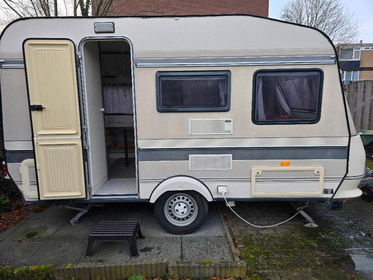 Te koop een zeer nette caravan Hobby 410 uit 1991., Caravans en Kamperen, Caravans, Particulier, tot en met 4, 750 - 1000 kg, Treinzit