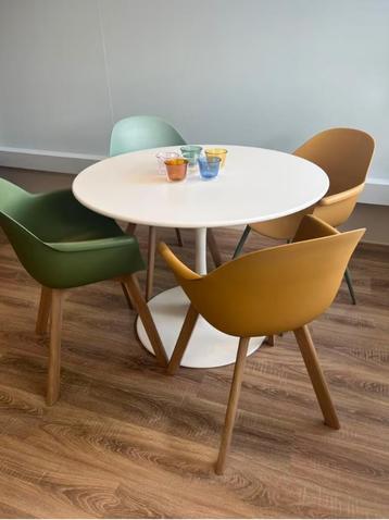 Moderne ronde eettafel + 4 designstoelen beschikbaar voor biedingen