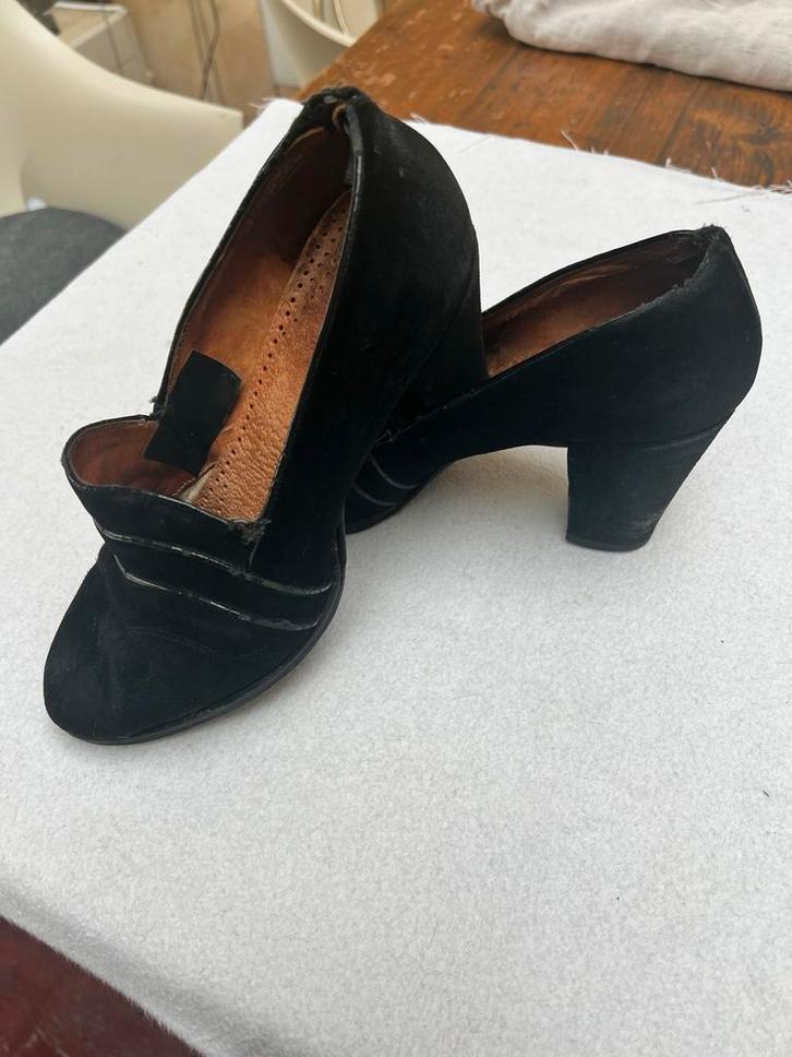 Vintage Suède Pumps jaren '40/'45, Kleding | Dames, Schoenen, Gedragen, Pumps, Zwart, Ophalen of Verzenden