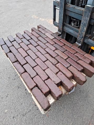 Oude gebakken dikformaat rood /paars 32m2 beschikbaar voor biedingen