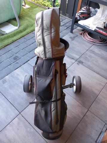 Golftas vol clubs  met trolley en ballen enz beschikbaar voor biedingen