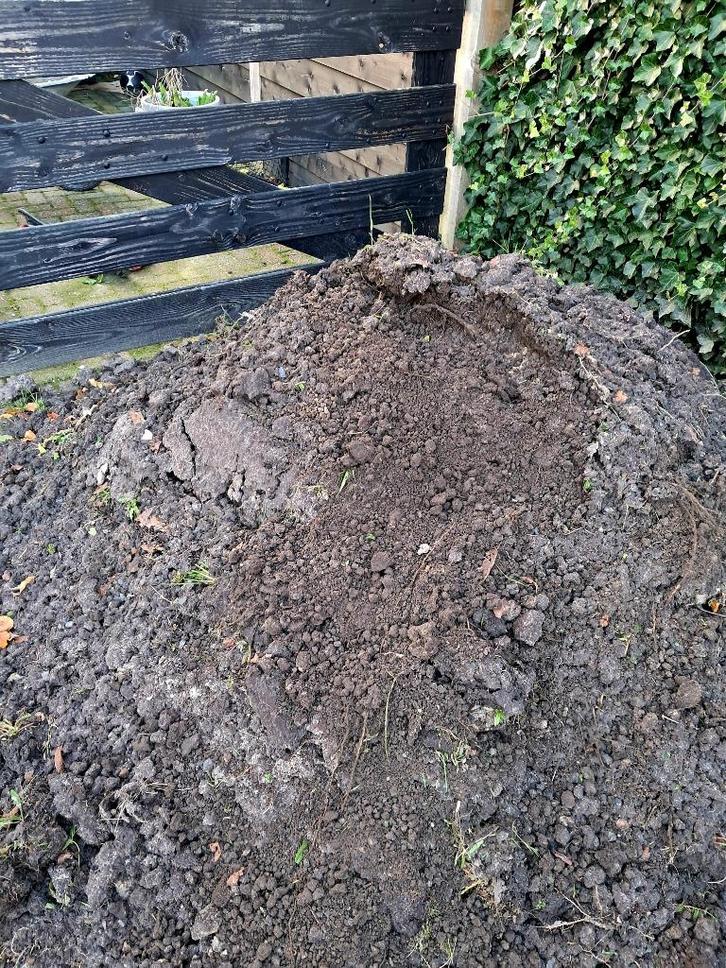 Gratis teeltaarde/zwarte grond ongeveer 1 kuub, Tuin en Terras, Aarde en Mest, Tuinaarde, Ophalen