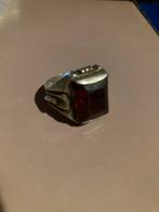 Zilveren heren ring met rode steen, Gebruikt, 20 of groter, Heer, Ophalen of Verzenden