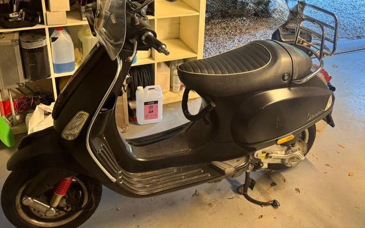 Vespa PIAGGO zwart, Fietsen en Brommers, Scooters | Vespa, Gebruikt, Vespa S, Maximaal 25 km/u, Benzine, Ophalen