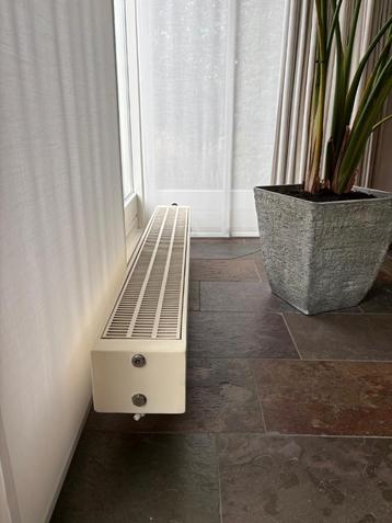2 nette witte radiatoren, waarvan 1 plintradiator beschikbaar voor biedingen