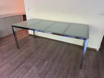 IKEA Eettafel met melkglas blad en chromen poten beschikbaar voor biedingen