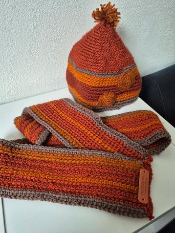 Zelfgehaakte muts en sjaal terracotta  beschikbaar voor biedingen