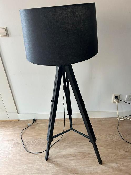 Driepoot vloerlamp (zwart), Huis en Inrichting, Lampen | Vloerlampen, Zo goed als nieuw, 100 tot 150 cm, Ophalen