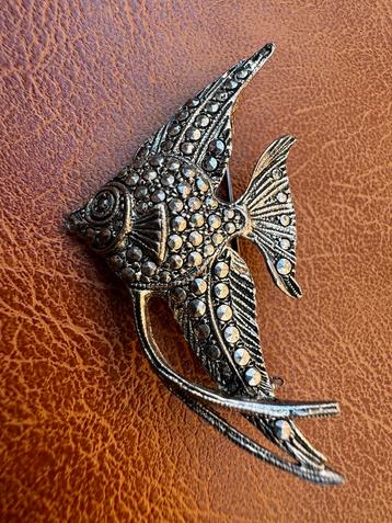 Zilverkleurige broche vis. Dames beschikbaar voor biedingen