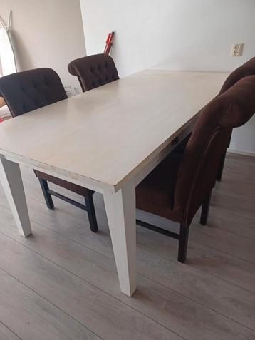 Houten eettafel met stoelen beschikbaar voor biedingen