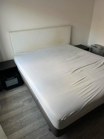 Boxspring zonder matras 180 x 200  hoofdbord en 2 nachtjes