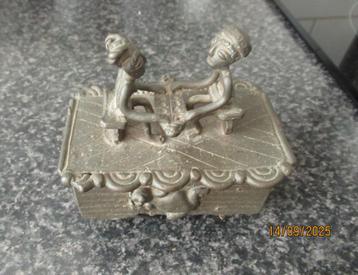 UNIEK BRONZEN ? KISTJE MET BEELDJES- AFRIKAANSE KUNST beschikbaar voor biedingen