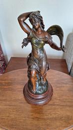 Beeld metaal met houten voet, Antiek en Kunst, Ophalen of Verzenden