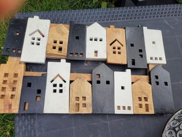 Mooi "schilderij" van verschillende houten huisjes beschikbaar voor biedingen