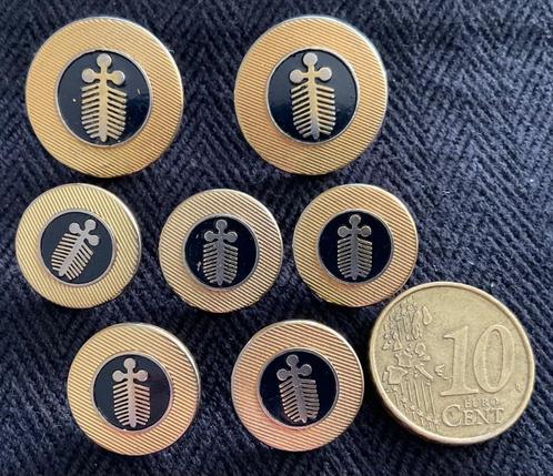 K018  Goudkleurig Zwart Metalen Knoop met Wapen 2 GR en 5 Kl, Hobby en Vrije tijd, Naaien en Fournituren, Zo goed als nieuw, Knoop of Knopen