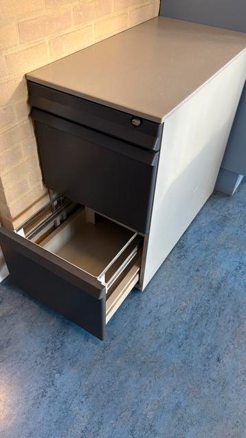 Ladenblok voor onder bureau beschikbaar voor biedingen