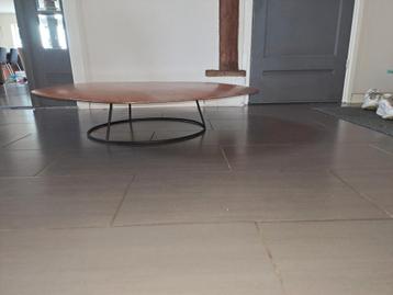 Houten bijzettafel - Uniek Design beschikbaar voor biedingen