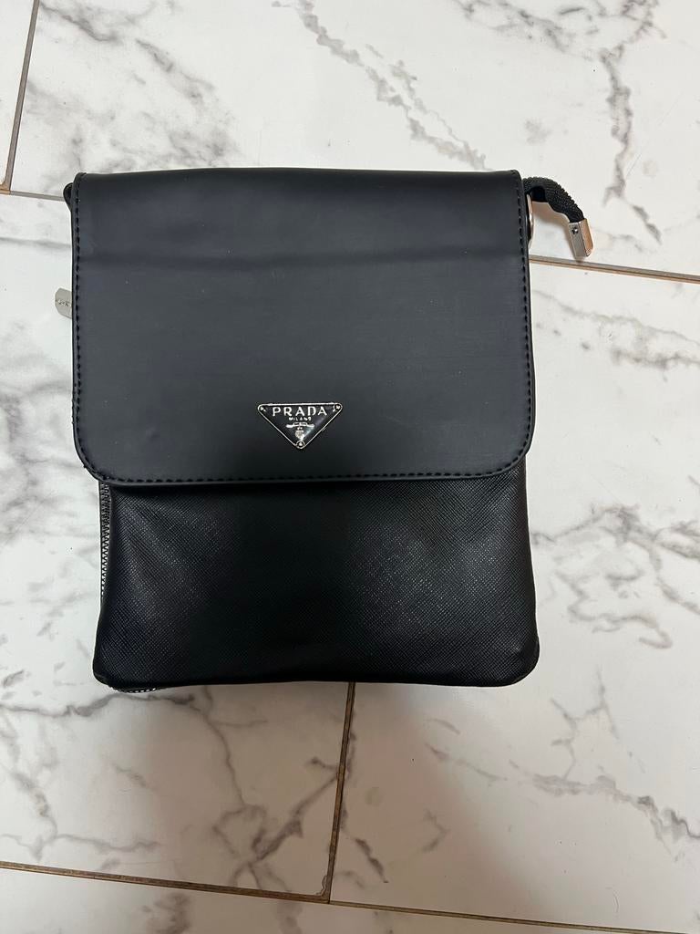 Zwarte Prada Schoudertas, Sieraden, Tassen en Uiterlijk, Tassen | Schoudertassen, Overige merken, Zwart, Ophalen of Verzenden