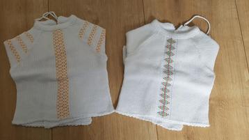 Vintage. Twee baby truitjes. Overslagtruitjes. Ruim 50 jaar  beschikbaar voor biedingen