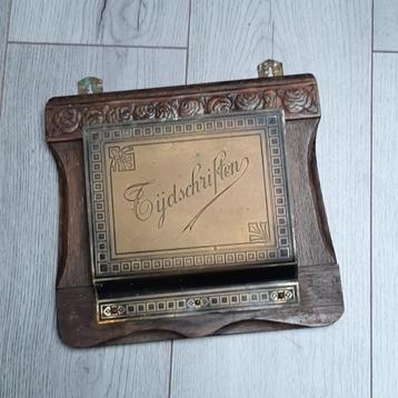 Antieke tijdschriften houder voor aan de wand hout/koper beschikbaar voor biedingen