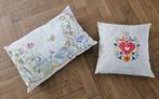 Twee kussens, Huis en Inrichting, Woonaccessoires | Kussens, Ophalen of Verzenden, Zo goed als nieuw, Overige kleuren, Vierkant