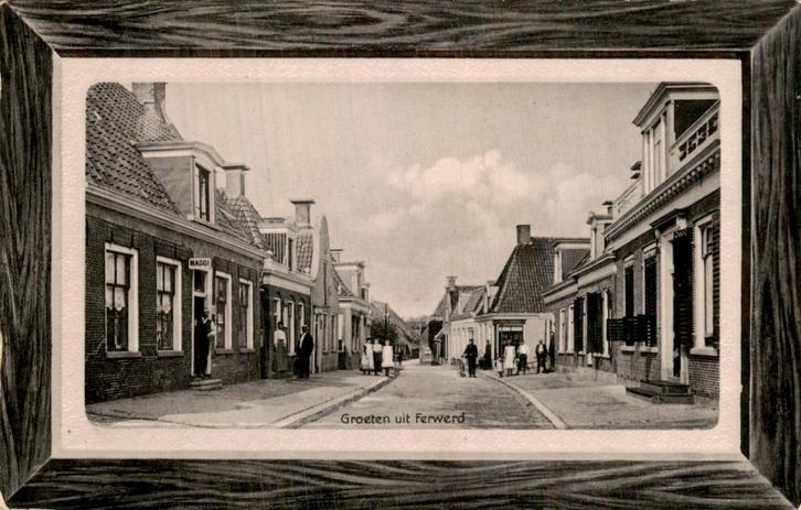 Ferwerd - Mensen op straat, Verzamelen, Ansichtkaarten | Nederland, Gelopen, Friesland, Voor 1920, Ophalen of Verzenden