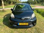 Toyota Aygo 1.0 12V Vvt-i 5DRS 2013 Zwart, Auto's, Voorwielaandrijving, 4 stoelen, 821 kg, Handgeschakeld
