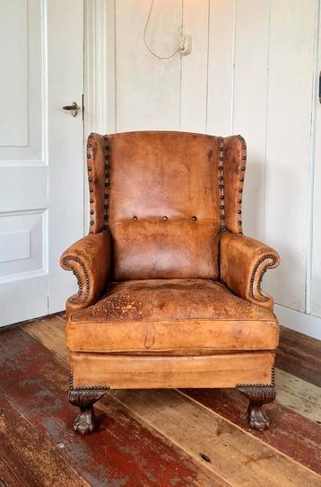 Fantastische vintage oorfauteuil van schapenleer beschikbaar voor biedingen