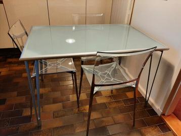 Tafel  beschikbaar voor biedingen