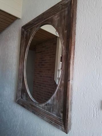 Spiegel met houten omlijsting  beschikbaar voor biedingen