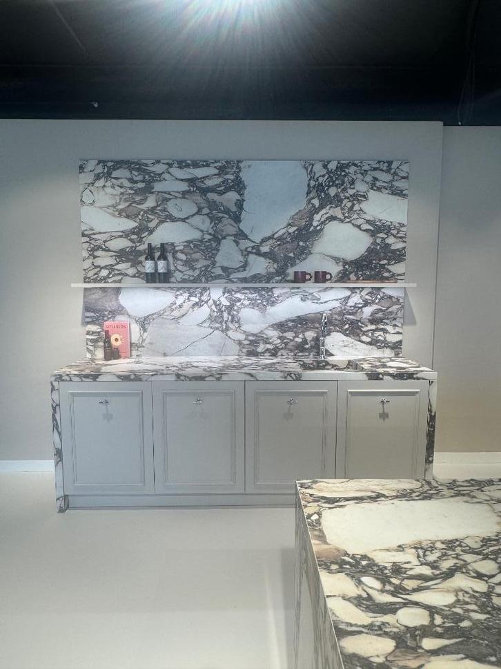 Showroom keuken, Huis en Inrichting, Keuken | Complete keukens, Nieuw, Overige typen, Crème, Overige materialen, Met kookeiland