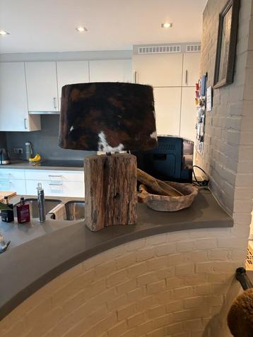 Tricolor koeienhuid lamp met houten voet beschikbaar voor biedingen
