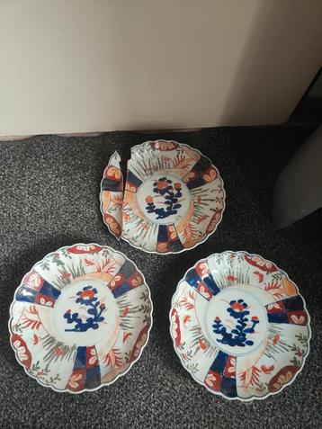 3 Imari borden. 1 kapot beschikbaar voor biedingen