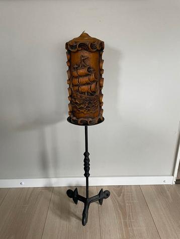 Authentieke grote Kaars met zuilschip op gietijzeren houder beschikbaar voor biedingen