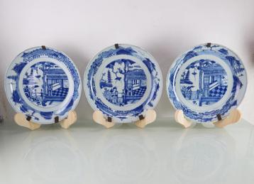 Drie Chinees porseleinen borden, Kangxi 1661-1722  beschikbaar voor biedingen