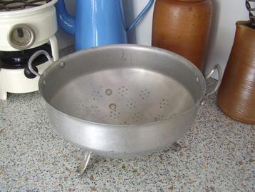 Brocante aluminium vergiet met 3 pootjes beschikbaar voor biedingen