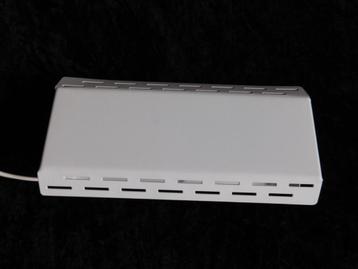 Vintage bedlampje met gaatjes in wit, metaal, wandlampje beschikbaar voor biedingen