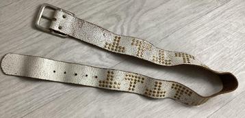 Witte leren riem met studs 5 cm breed 115 cm lang beschikbaar voor biedingen