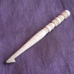 Naaigerei: Antieke Haaknaald van Been, Verzenden