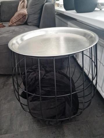 Draadmand bijzettafel/salontafel met zilver blad beschikbaar voor biedingen