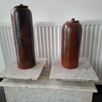 2 stolpen/kruiken/vazen van aardewerk beschikbaar voor biedingen