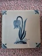 Makkum tegel met bloemmotief, Antiek en Kunst, Antiek | Wandborden en Tegels, Ophalen of Verzenden