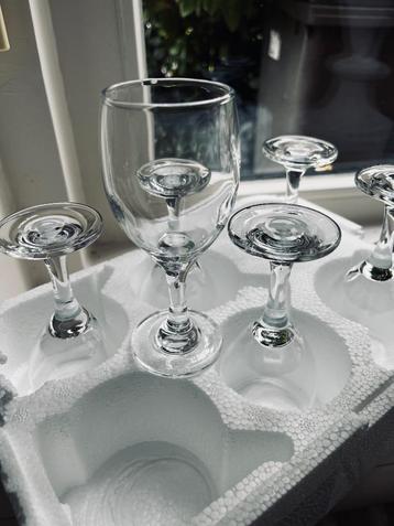 6 nieuwe wijn glazen 115 ml , nog in verpakking  beschikbaar voor biedingen