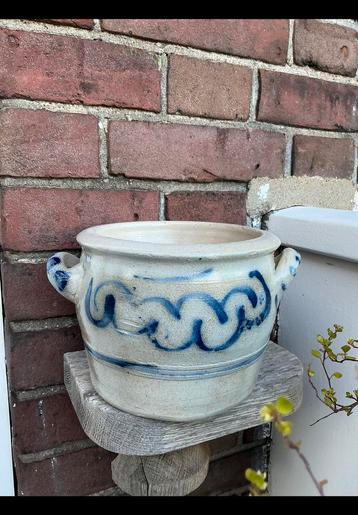 Mooie keulse pot inhoud van ong. 1 1/2 liter. Grijs / blauw. beschikbaar voor biedingen