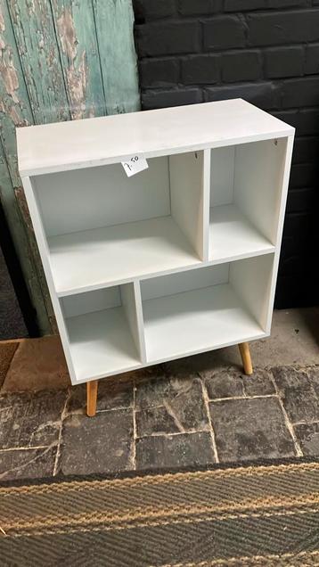 Leuk wit vakkenkastje op blank houten pootjes beschikbaar voor biedingen