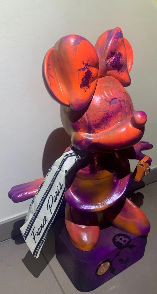 UNIEK – Minnie Crypto Queen – 1/1 – met echte Bitcoin munt, Antiek en Kunst, Kunst | Designobjecten, Ophalen of Verzenden