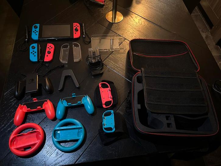 Nintendo Switch + Accessoires + Extra Joy-Cons, Spelcomputers en Games, Games | Nintendo Switch, Gebruikt, Overige genres, 3 spelers of meer