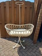 Rotan wieg op een smeedijzeren onderstel., Kinderen en Baby's, Babywiegjes en Ledikanten, Ophalen, Gebruikt, Wieg