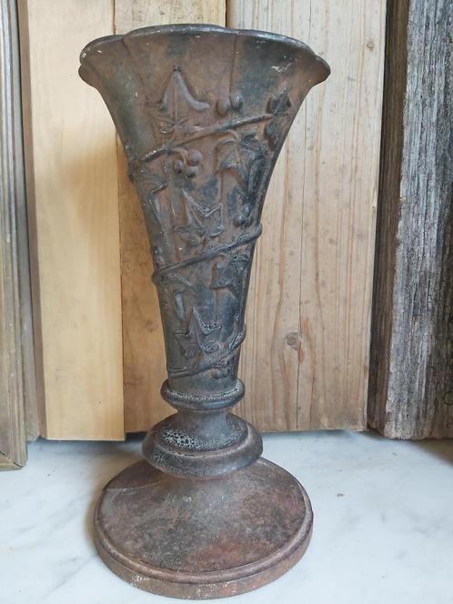 Mooie zware franse gietijzeren tuin vaas met bladdecoratie, Antiek en Kunst, Curiosa en Brocante, Verzenden